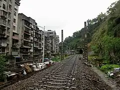 Tor został zdemontowany, jednak widać wyraźne pozostałości w postaci podkładów - tag with railway=abandoned