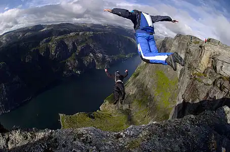 BASE jumping ze země