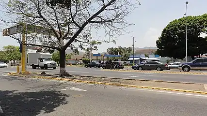 Vista desde la calle de servicio de la Av. Municipal en Puerto La Cruz (Edo. Anzoátegui).