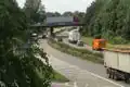 ... obwohl sie als kreuzungsfreier highway=trunk auf den Tunnel zuläuft. Erst nach der Brücke (volles Kleeblatt mit der B 3) nach dem zweiten „Ohr“ wird sie wieder Kraftfahrstraße (Schild nicht sichtbar)