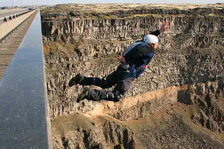 BASE jumping z Perrine Bridge, Idaho, USA