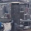 阪神高速池田線のランプが貫通しているゲートタワービル（大阪）
