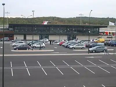 Стрілки на проїздах на стоянках, що показують напрямок одностороннього руху. Використовуйте oneway=yes.