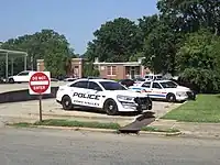 アメリカ合衆国にある、警察署にある警察用車両のための駐車場通路: highway=service service=parking_aisle access=no emergency=designated