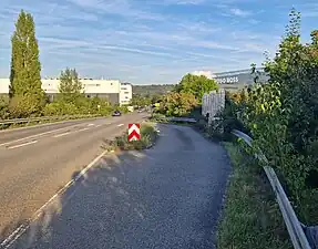 Haltebereich am Ortseingang mit Informationstafeln zum Parkleitsystem und Gewerbeleitsystem der Stadt