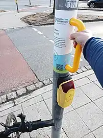Handgrip for cyclists, mounted on a pole. highway=cyclist_waiting_aid handrest=yes footrest=no side=right capacity=1 (Using capacity=*, because it's clear that only one cyclist can wait here at a time.)