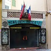 A shop in Monaco that offers to speak with customers in English (en), Spanish (es), and Italian (it)
