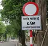 Biển cấm đầu phố đi bộ Ông Ích Khiêm, Hà Nội