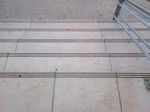 une photo d'escalier avec une bordure de marche gravée et colorée