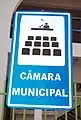 Sinal de trânsito a indicar uma câmara municipal no Brasil.