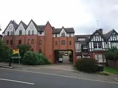 Un bâtiment résidentiel avec une section en tunnel. Voir sur OSM