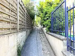 Sentier urbain : piétons, vélos et deux-roues peuvent circuler, mais pas les véhicules à 4 roues