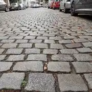 sett:length=0.15 large stone paving (from a size of about 15 cm)