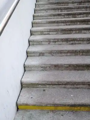 un escalier sans aucune bordure de marche