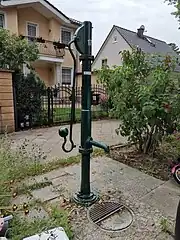 Wasseraustritt und Handschwengel können auch im 90-Grad-Winkel zueinander angeordnet sein.