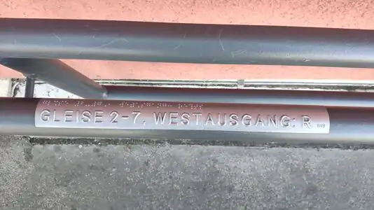 Beispiel für tactile_writing=yes an einem Geländer