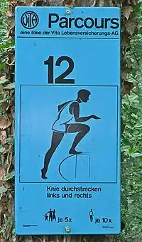 Schild der Station eines Fitnesspfades