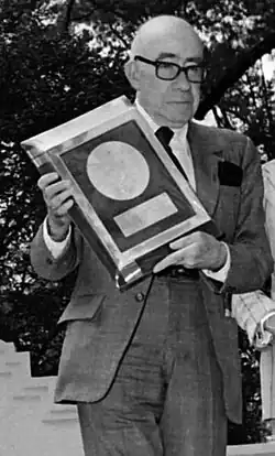Rodolfo Usigli receiving a press recognition in 1977