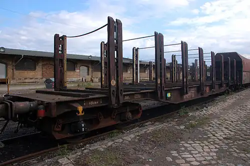 Special wagon with strong double stanchions for timber haulage (Snps719 owned by DB)