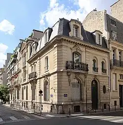 No. 32, at the junction with rue Benouville [fr]