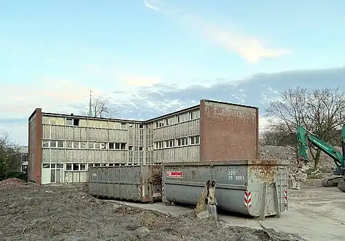 Demolition (Königstraße), facade panels and face insulation removed.