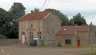 The town hall and school in Battexey