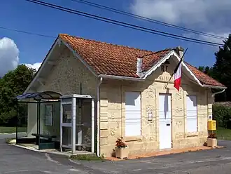 The town hall in Bossugan