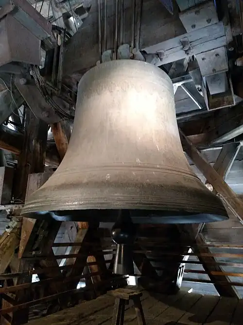 The bourdon Emmanuel, Notre-Dame's largest and oldest bell, cast in 1686[155]