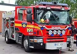 Scania P&nbsp;340&nbsp;LB4x2HHA fire engine in Hammarö, Sweden.