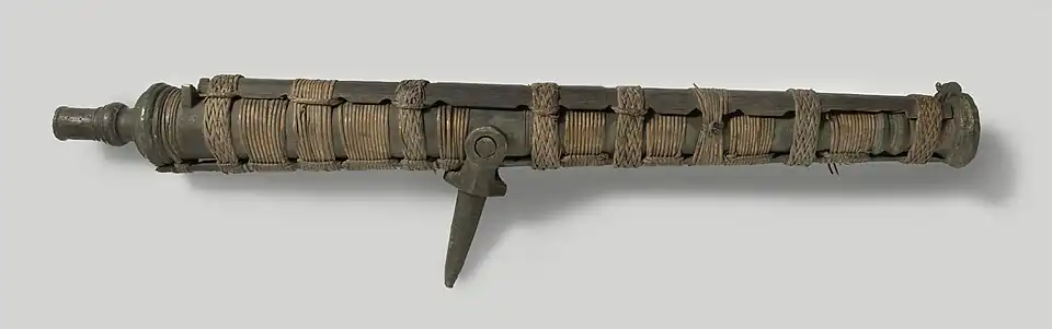 Bronze muzzle-loading lela, reinforced with 2 pieces of bamboo and fastened with rattan. 144&nbsp;cm long, 36&nbsp;mm in caliber. Weight: 70&nbsp;kg.
