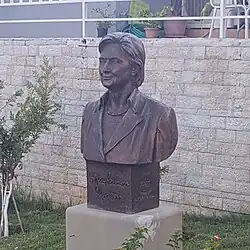 Brown bust of Hillary Clinton in public