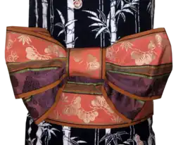 The back view of the chōchō musubi, which resembles a large bow tied at the top edge of the obi.