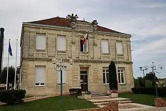 The town hall in Camblanes