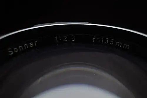 Sonnar 135&nbsp;mm f/2.8 inside front of lens info
