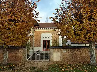 The town hall in Courquetaine