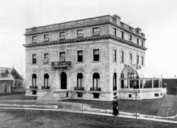 Sir Mortimer Davis House (1900)