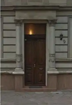 Details of the door at 9