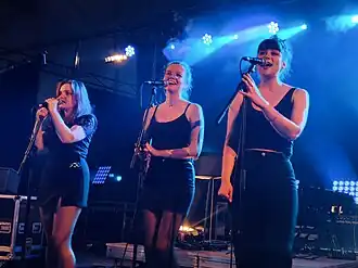 The three singers with the band Eben&nbsp;[br].