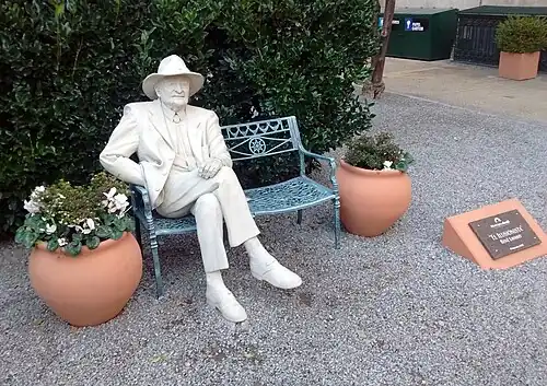 Statue of René Lavand in the city of Tandil (Argentina).