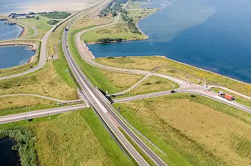 The Flakkeese Spuisluis control lock and sluice complex, adjacent to the dam