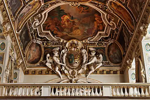 Ornament over the chapel gallery with the coats of arms of France and of the Medici Family