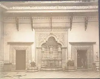 Colonial fountain in the patio of the Casa de los Azulejos. Photo of 1901. Photographed by Henry G. Peabody
