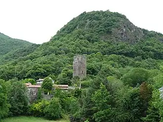 The tower of the castle of the Counts of Comminges dominates the village of Fronsac