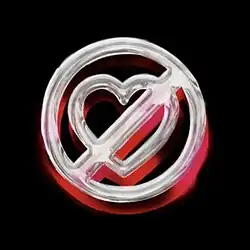 The album artwork for Pero No Te Enamores, which depicts a painting of a metallic crossed-out heart, with a red-to-pink shadow.