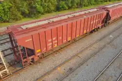 Covered hopper grain car