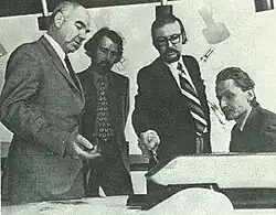 Jacques Guillon, Morley Smith, Laurent Marquart et Roger Labastrou discutant une maquette