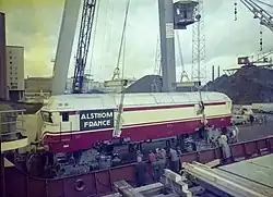 The first Dr13-type locomotive no. 2301 being lifted from a ship at Hanasaari quay in 1962.