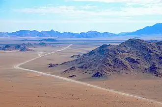 Hauptstraße C19 bei Sesriem, Namibia (2017).jpg