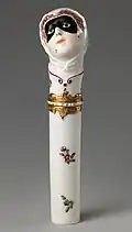 "Toy" needlecase with the head of Columbina, c. 1760, height: 4+7⁄8 inches (12&nbsp;cm). Inscribed on enamel band on mount: NE SOYEZ POINT CRUELE ("Don't be so cruel")