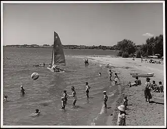 Holidaymakers at Waingaehe / Holdens Bay in 1961